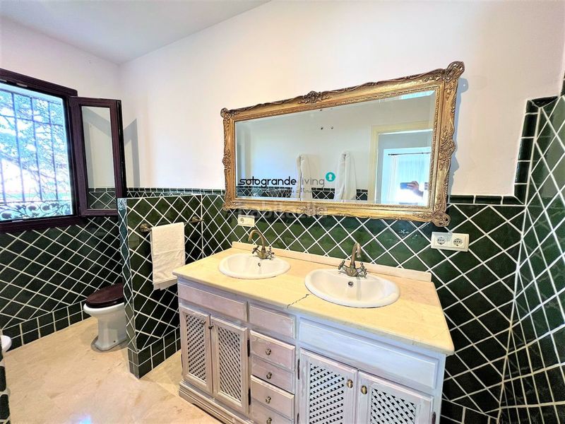 Foto f5ce05a7-8a53-4dc5-9234-51971f4419e0. Alquiler chalet villa en alquiler costa, 5 dormitorios. en Sotogrande