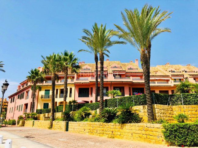 Foto 8c76763f-0f62-40cc-b980-4182c2ec767b. Apartament amb calefacció aparcament a puerto de Sotogrande-la marina Sotogrande