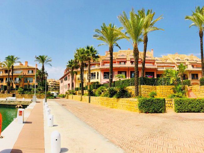 Foto 8e87154f-7819-4d9d-8f5a-0b32103829a3. Apartament amb calefacció aparcament a puerto de Sotogrande-la marina Sotogrande