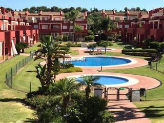Lloguer Casa adossada a Sotogrande Costa. Villa ados. en alquiler en sotogrande costa, 5 dormitorios.
