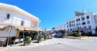 Location Local commercial à San Enrique-Guadiaro-Pueblo Nuevo. Local en alquiler en pueblo nuevo de guadiaro, 1 dormitorio.