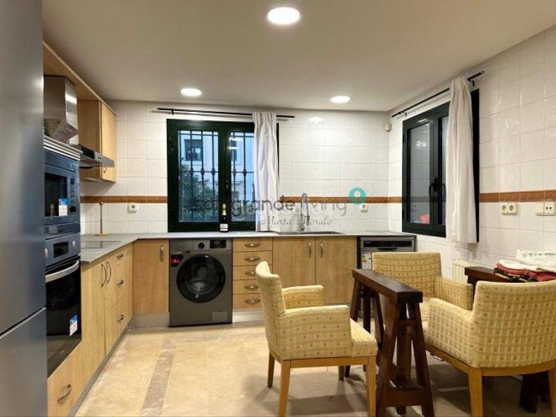 Foto b707e57b-098f-490e-aa70-6d2f3dcbde47. Casa adossada amb calefacció aparcament piscina a Sotogrande