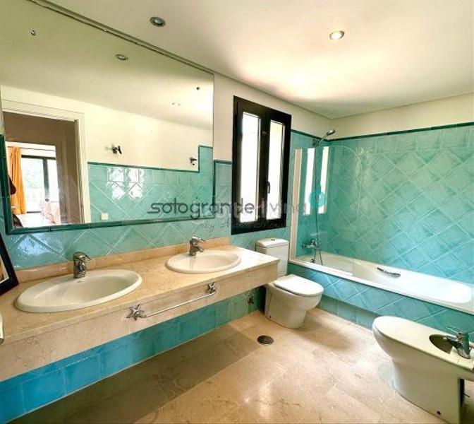 Foto ec6cd6a5-bed4-4171-be82-297dc89270df. Casa adossada amb calefacció aparcament piscina a Sotogrande