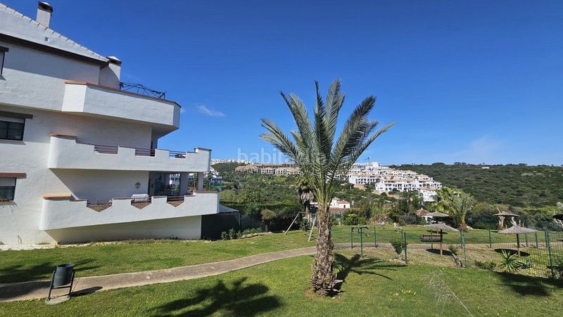 Foto 971af7fd-f23c-4aed-bfd3-e8dded36f363. Apartament amb calefacció aparcament piscina a La Alcaidesa