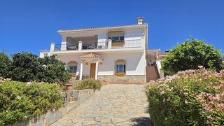 Chalet in San Enrique-Guadiaro-Pueblo Nuevo. Villa en venta en pueblo nuevo de guadiaro, 4 dormitorios.