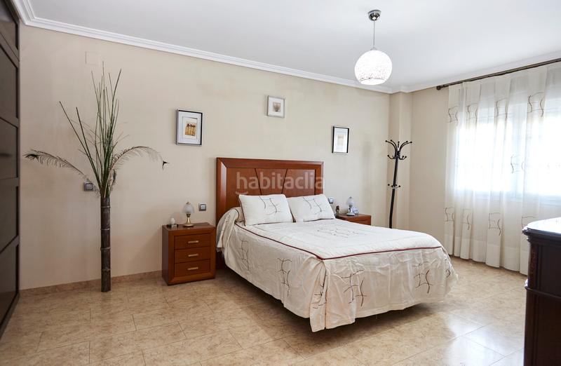 Foto e244d35c-d6f4-4b4f-8dea-c7da846f4879. Casa adosada casa muy nueva bulevar en Renfe - Bulevar 1ª y 2ª Fase Jaén