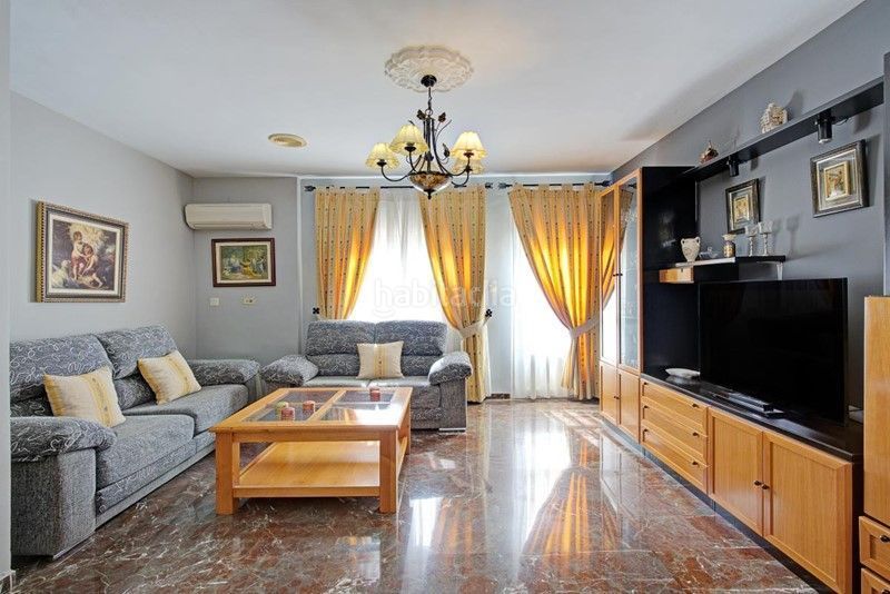 Foto 1786cae8-5e58-437e-bf59-963816ee44df. Casa amb aparcament a Padul