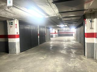 Parking coche en Fígares. Amplia plaza de garaje cerrada en c las flores