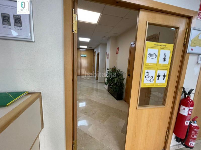 Foto dca6f23e-2b04-421f-b571-a9d6b07e8c37. Alquiler local comercial gran local comercial en camino de ronda! en Granada