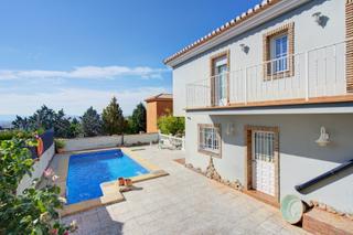 Xalet a Barrio de la Vega. Preciosa vivienda unifamiliar con piscina en el barrio de monach