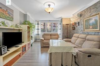 Piso en Barrio de Zaidn. Vivienda de tres dormitorios !!