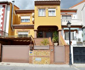 Casa aparellada en Hjar. Encantadora casa rstica de 3 plantas con patio y terraza, lista