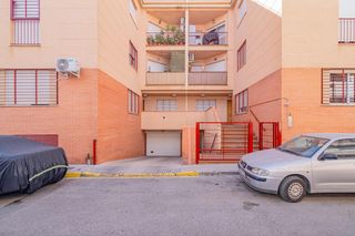 Piso  Calle del jazmín. Piso con garaje junto parada metro
