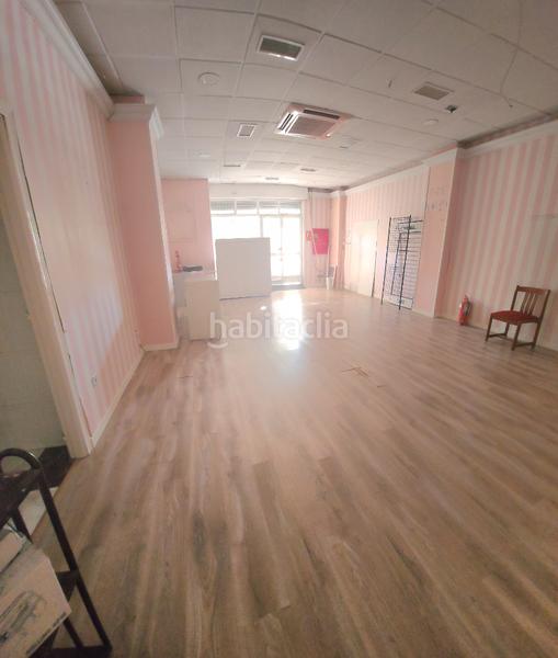 Foto ce5d7b4a-5ea4-46bd-98d5-493ddea61d17. Alquiler local comercial gran local completamnete diafano en avenida Joaquina Eguaras en Granada