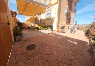 Casa aparellada en Jun. Preciosa unifamiliar pareada situada en nuevo jun