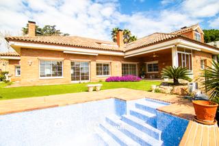 Chalet à Carrer pau giralt 13. Casa de alto standing con piscina tiana