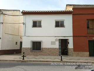 Casa a schiera in Lecrín. Casa recién reformada con patio y huerto