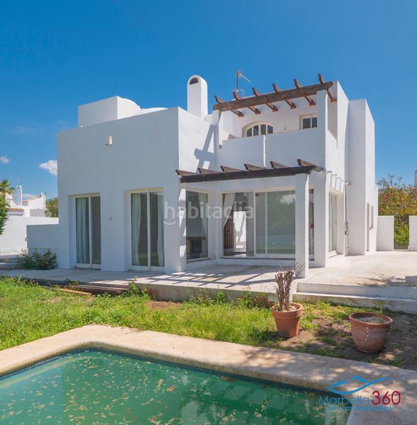 Foto e3bdd228-cba3-4fd0-b3ba-5bd4d1804a19. Xalet amb xemeneia aparcament piscina a Rodeo Alto - Guadaiza - La Campana Marbella
