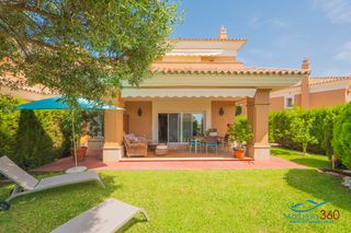 Doppelhaus  Calle eagle. Casa familiar en campo de golf en el este de marbella