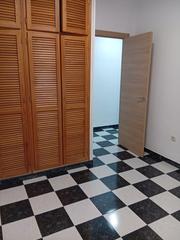 Alquiler Apartamento en Calle acera del darro 90. Apartamento dos dormitorios y salón. baño con plato ducha. refor