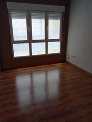 Rent Flat in Calle acera del darro 90. Amplio piso, antes 5 dormitorios, ahora 4 dormitorios, salón,dos
