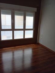 Rent Flat in Calle acera del darro 90. Amplio piso, antes 5 dormitorios, ahora 4 dormitorios, salón,dos
