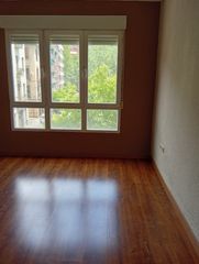 Rent Flat in Calle acera del darro 94. Piso amplio reformado, adecuado tanto para oficinas como para vi