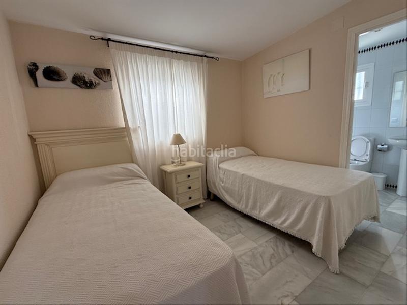 Foto 6dbaeaf1-4e47-48c6-9890-efa1aaa9f89a. Casa bifamiliare in calle la dorada 24 in La Barrosa Chiclana de la Frontera