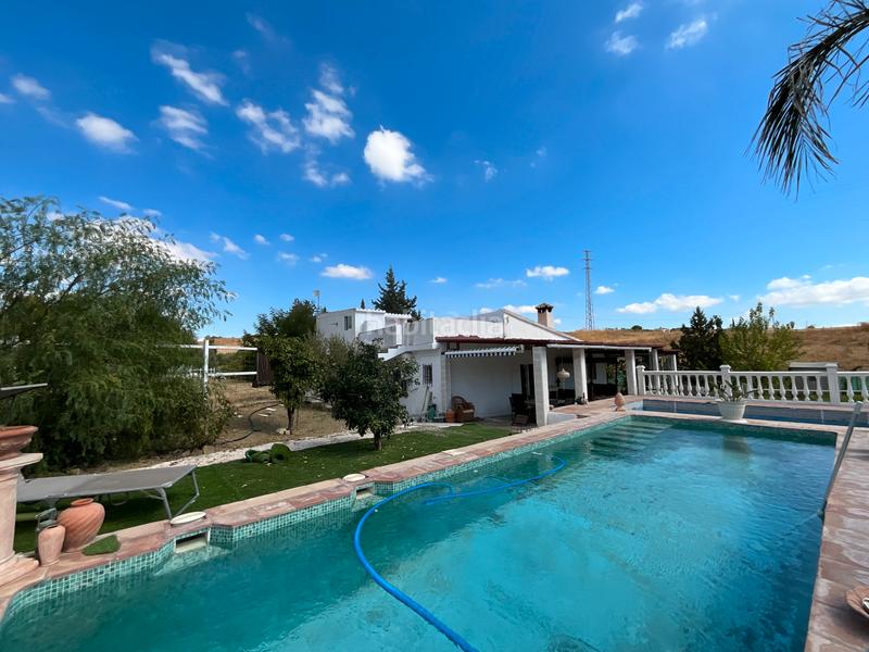 Foto d200873f-8a8d-4478-91db-5d96dc324451. Mas avec cheminée piscine dans Coín