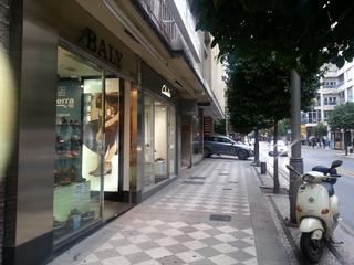 Location Local commercial à Camino de Ronda. Excelente local en el centro de granada con 225m2 en zona de gra