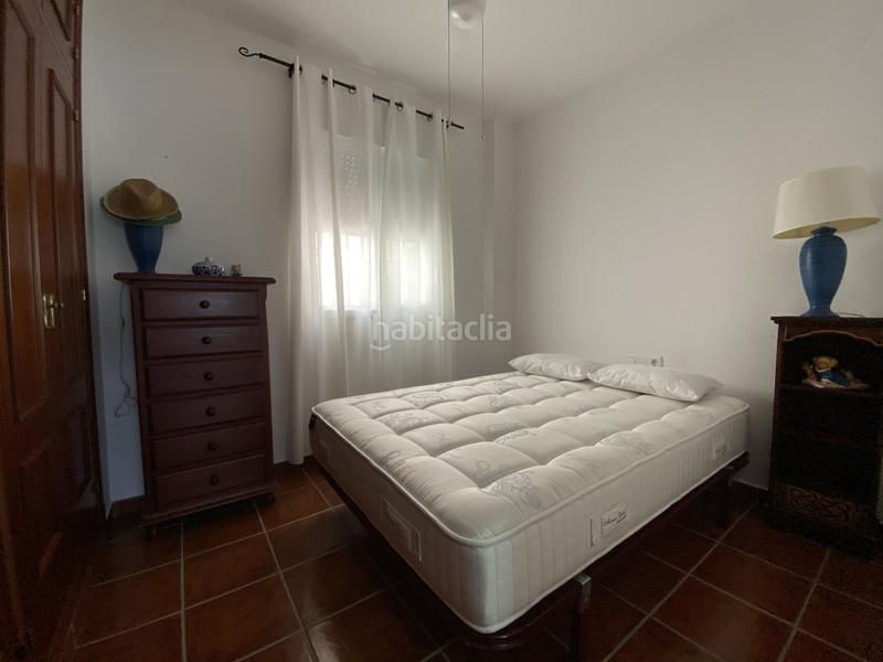 Foto 032a651e-5cea-4f05-881e-394e0493e901. Piso  acogedor con piscina y garaje en urbanización tranquilale presentamos esta excelente vivienda situada en la primera planta de en Chipiona