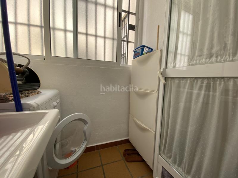 Foto 1b432997-5e66-4aee-9104-649de3cd1400. Piso  acogedor con piscina y garaje en urbanización tranquilale presentamos esta excelente vivienda situada en la primera planta de en Chipiona
