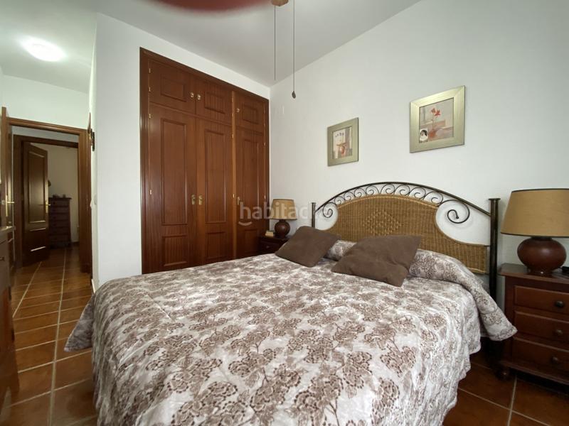 Foto 437eb957-1d0f-43d8-87d5-b088cc519d1f. Piso  acogedor con piscina y garaje en urbanización tranquilale presentamos esta excelente vivienda situada en la primera planta de en Chipiona