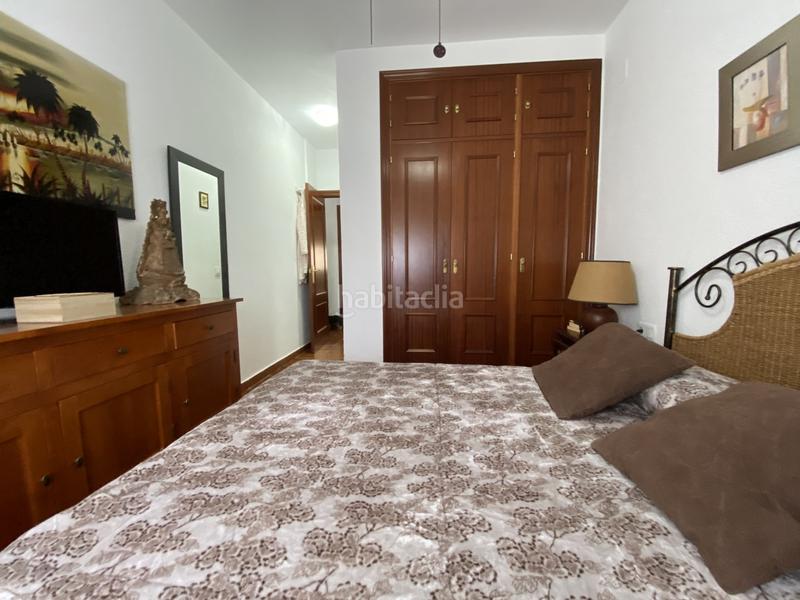 Foto 9773bffd-ca3f-44ae-8487-4ea1b9531141. Piso  acogedor con piscina y garaje en urbanización tranquilale presentamos esta excelente vivienda situada en la primera planta de en Chipiona