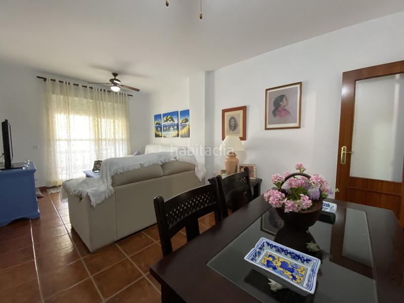 Foto bddf7fbf-d708-4c63-bbe9-6834b83f2385. Piso  acogedor con piscina y garaje en urbanización tranquilale presentamos esta excelente vivienda situada en la primera planta de en Chipiona