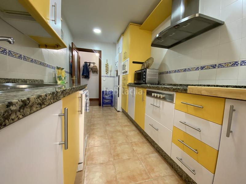 Foto c651539a-b69f-426d-a498-42ab04976c93. Piso  acogedor con piscina y garaje en urbanización tranquilale presentamos esta excelente vivienda situada en la primera planta de en Chipiona