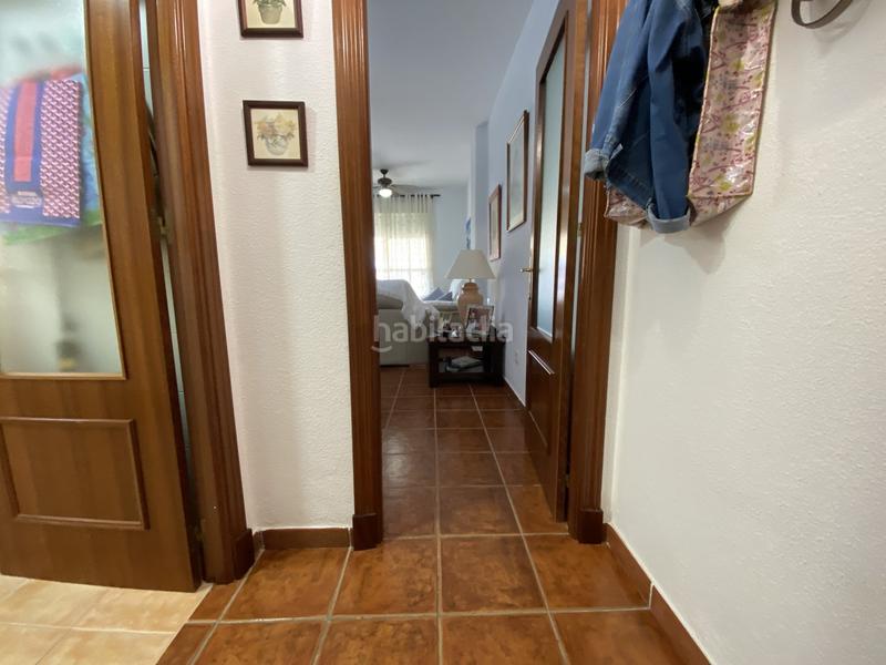 Foto c6b3fe35-2040-4054-adfd-99c7e9e6737f. Piso  acogedor con piscina y garaje en urbanización tranquilale presentamos esta excelente vivienda situada en la primera planta de en Chipiona