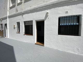 Piso en Playa de la Regla. Piso bajo para reformar en pleno centro de chipiona, a solo 4 mi