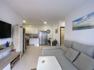 Rez-de-chaussée à Avenida de Rota. Piso bajo luminoso y funcional, situado en una zona cómoda y bie