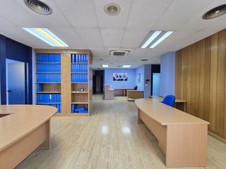 Affitto Ufficio in De la aurora 5. Oficina en alquiler en centro  el corte inglés, 5 dormitorios.