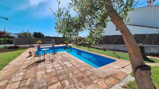 Xalet a Guadalobón. Chalet unifamiliar con piscina a un paso de la playa de estepona