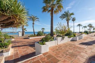 Reihenhaus en Urbanizacion las gaviotas 4. Encantadora casa de playa junto puerto de la duquesa, manilva