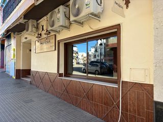 Gebäude  Calle calle daoiz,. Un gran edificio en el centro de bollullos, huelva, andalucía