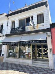 Location Édifice  28 de febrero. Edificio comercial en alquileropciãn a compra en avda..