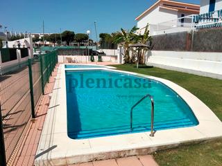Casa adossada  Calle mariposa. Adosado con piscina, parking y terrazas.