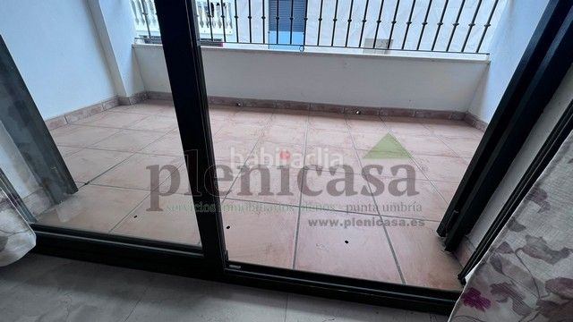 Foto c9c54348-5b86-4cb5-b449-fc57379f77a3. Pis amb xemeneia aparcament a Punta Umbría