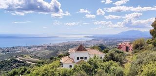 Terreny residencial a Alto de los Monteros. Exlusivo terreno con proyecto de villa en marbella, málaga