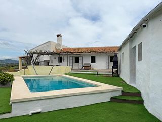Bauernhof in Almogía. Maravilloso cortijo con vistas panorámicas y piscina privada en