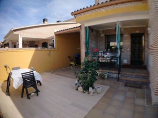 Xalet  Calle casarrubuelos 16. Magnífico chalet pareado en perfecto estado!