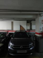 Autoparkplatz  Carrer d'enric prat de la riba. Plaza de parking individual entre coches